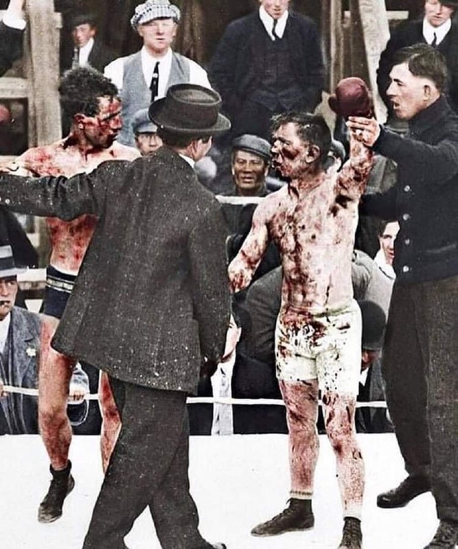 这就是两个刚刚打了110回合的拳击手的样子！This is what two boxers who just had a fight in 110 rounds look like!