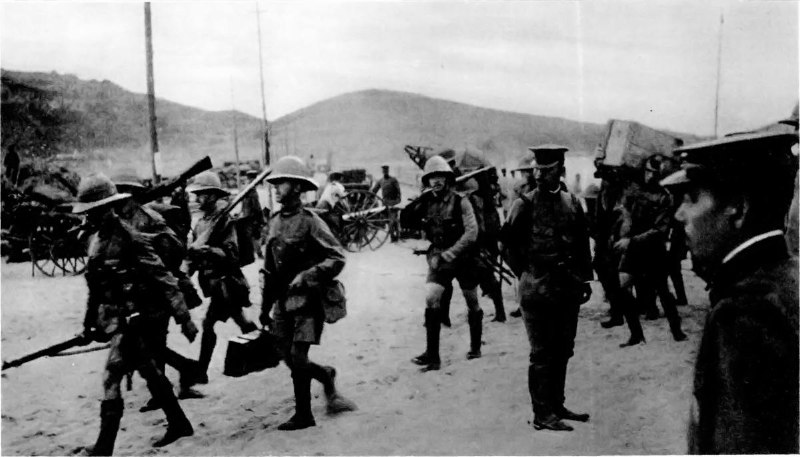 英国士兵抵达协助日军占领德国控制的中国青岛，约1914年1201 x 686British soldiers arrive to assist Japanese troops in capturing the German-held Tsingtao, China, c. 1914 1201 x 686
