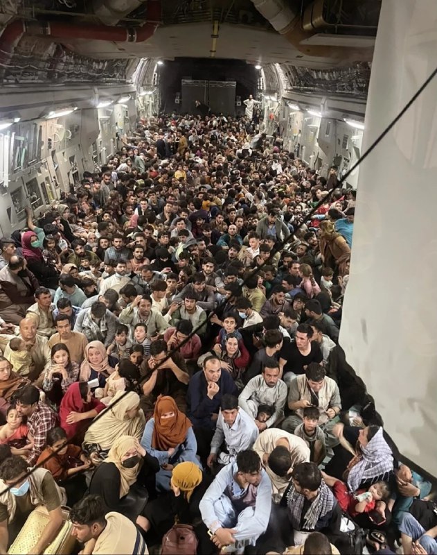 16日到17日，大批阿富汗人涌向喀布尔机场